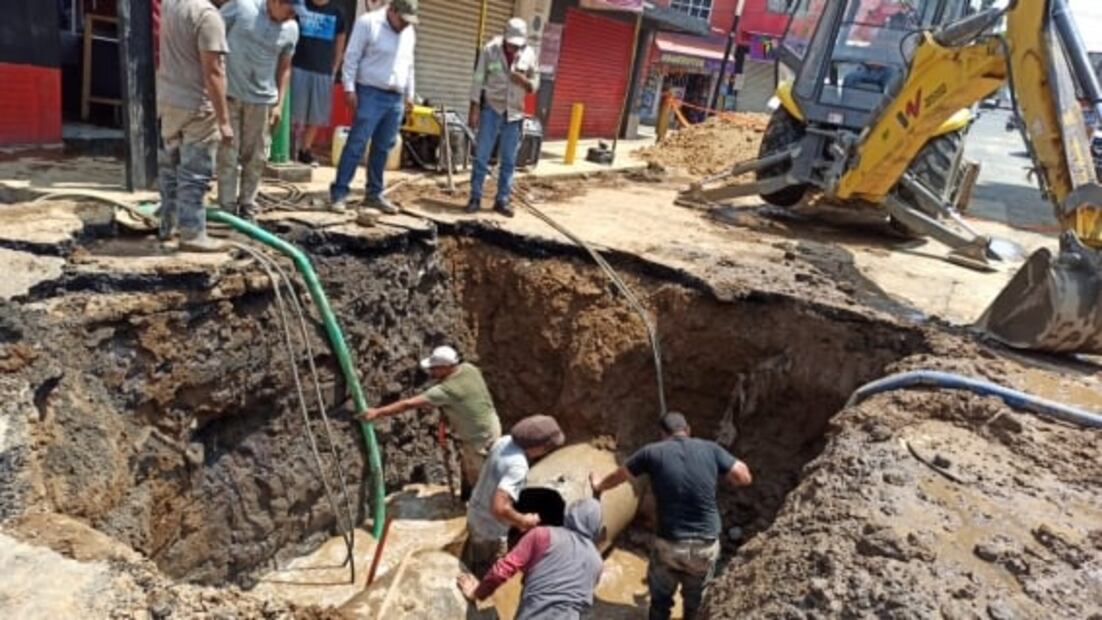 Fuga de agua provoca socavón en Iztapalapa; personal del Sacmex reparan tubería afectada