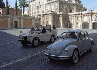Último 'vocho' hecho en México fascina a curiosos en el Vaticano