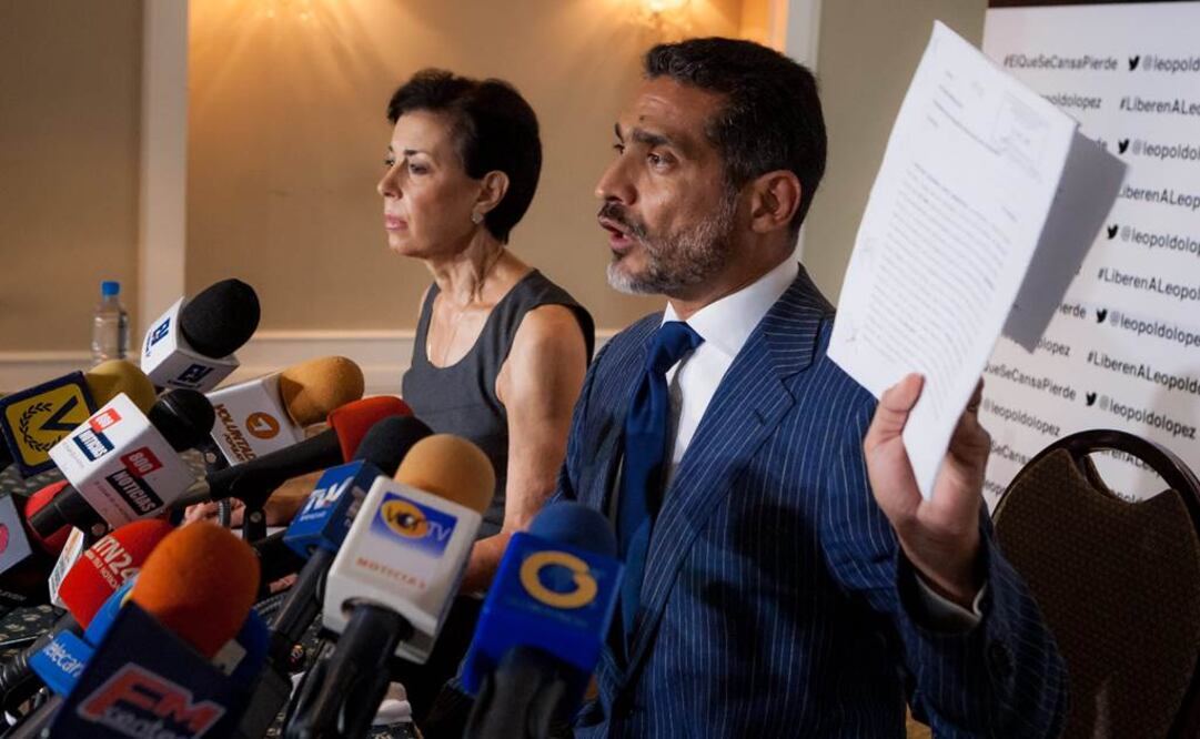 Gutiérrez, acompañado de la madre de López, Antonieta Mendoza, afirmó que Maduro "se encuentra en la obligación legal de entregar esa información en el momento mismo en el cual la obtuvo y no, como dijo, en un momento histórico"   Foto: EFE