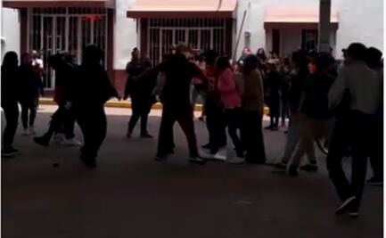 Registran enfrentamiento entre feministas, vecinos y elementos policiacos de Chicoloapan
