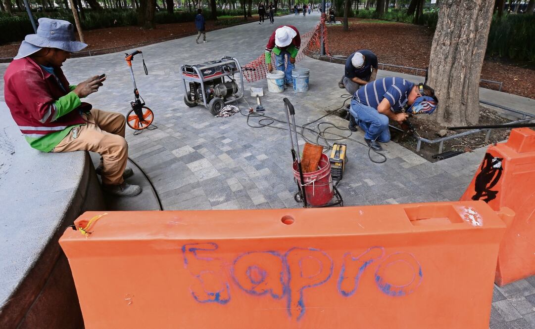 En un recorrido de EL UNIVERSAL se pudo apreciar a cuadrillas de trabajadores en la zona de jardineras, como parte de la conservación que se le hace a la Alameda Central. Foto: Fernanda Rojas