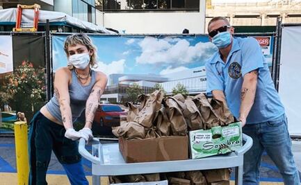 Miley Cyrus y Cody Simpson regalan tacos a médicos
