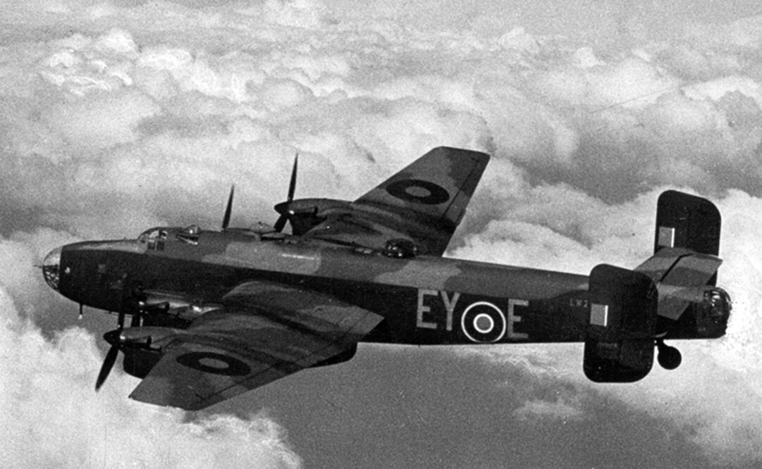 En la foto el bombardero Halifax LW337 en el que viajaba el sargento británico John Bremmer. Foto: Archivo