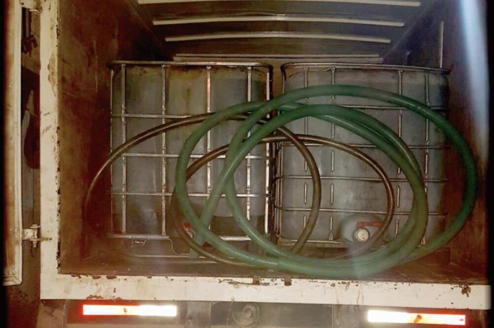 Ha l l a zg o. En San Bartolo Tlaxihuicalco, Teoloyucan, policías detectaron 2 vehículos con contenedores de mil litros. (ESPECIAL)