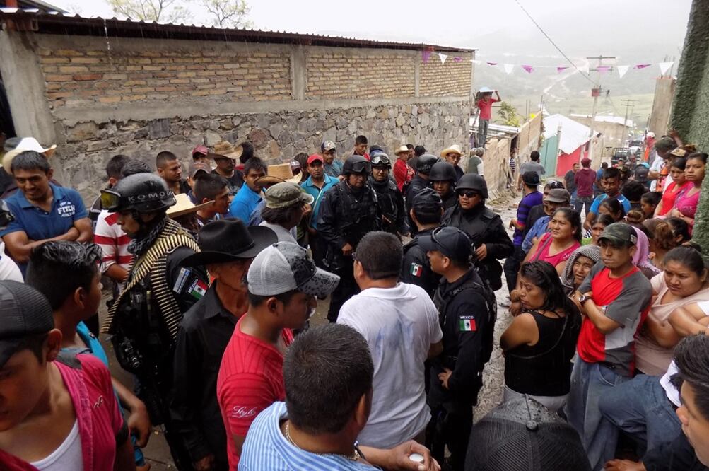 Fuentes oficiales confirmaron que cinco elementos de la División de Fuerzas Federales fueron retenidos por la población de El Carrizalillo, en el municipio de Zumpango de Neri.