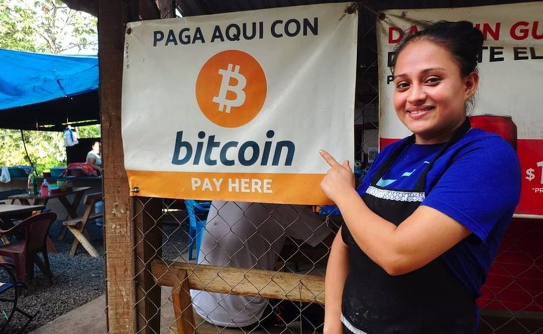 El comedor donde trabaja Celina Fuentes es uno de los negocios de El Zonte, en El Salvador, que aceptan bitcoin como forma de pago. Foto: BBC