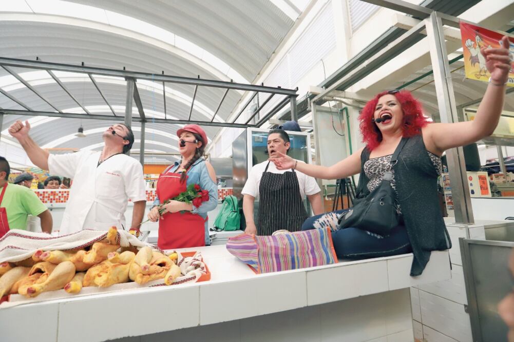 En la pollería de un mercado de la Gustavo A. Madero, Dante Alcalá, Enivia Mendoza, Francisco Pedraza y Belem Rodríguez. (BERENICE FREGOSO. EL UNIVERSAL)