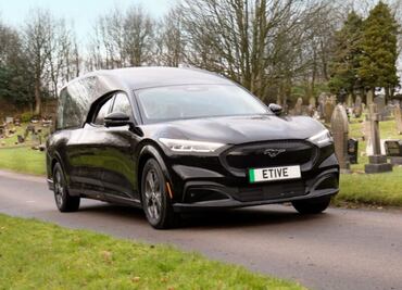Convierten Mustang Mach E en una carroza fúnebre