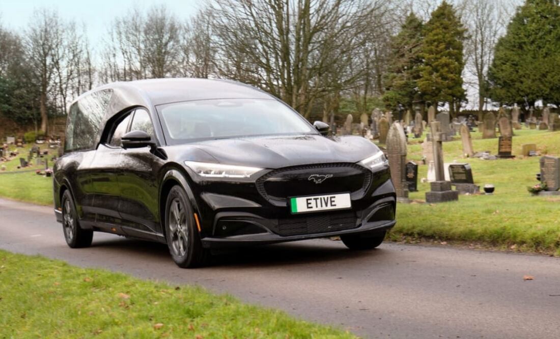 Convierten Mustang Mach E en una carroza fúnebre