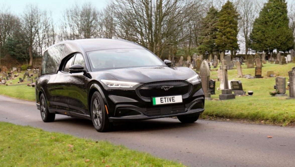 Convierten Mustang Mach E en una carroza fúnebre