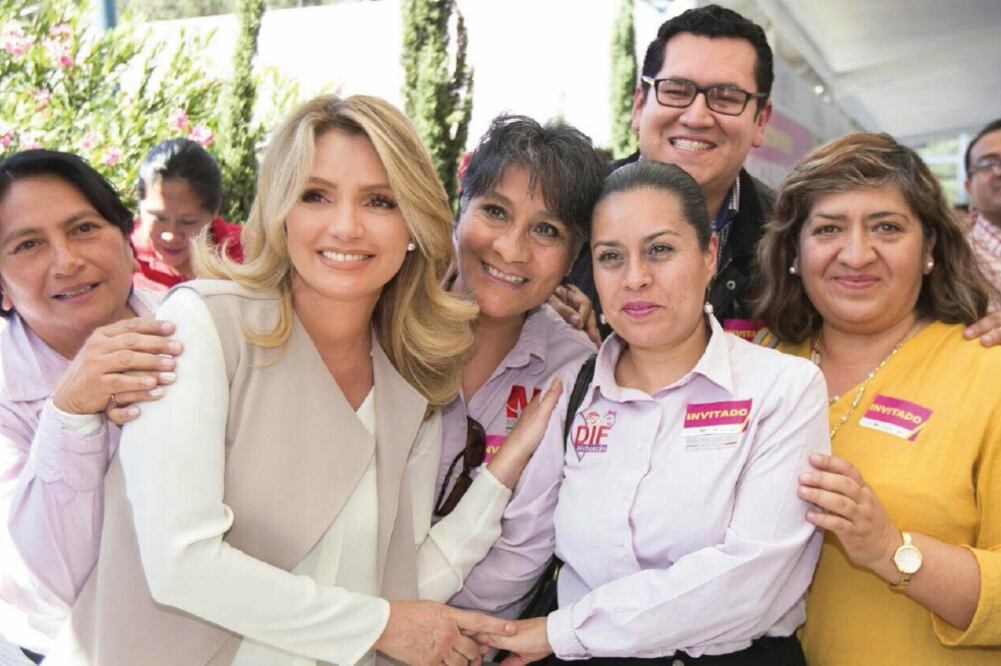 La primera dama y presidenta del Consejo Ciudadano Consultivo del DIF nacional Angélica Rivera de Peña acudió a una casa cuna y a un centro de rehabilitación en Michoacán. (DIF)