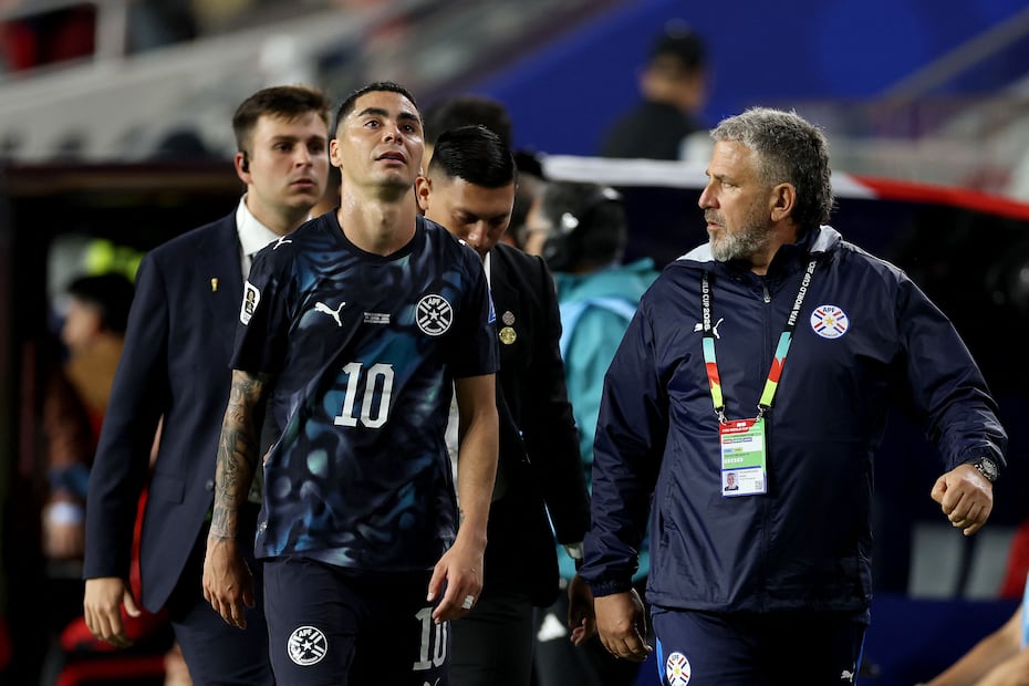 Miguel Almirón abandona la cancha tras enfrentar una tarjeta roja, durante la Fase de Grupos del Mundial de 2026 con la selección de Paraguay - Foto: AFP