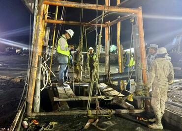 Alistan introducción de cámara de video en oquedad durante trabajos de rescate de mineros