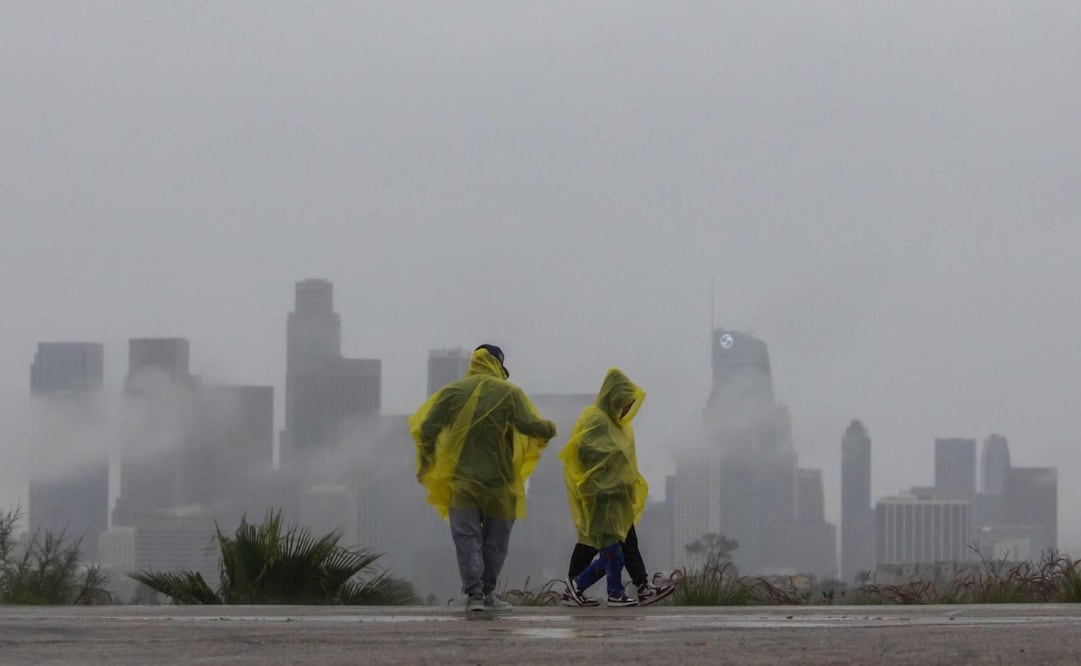 Un paseo familiar en el Parque Elysian bajo la lluvia el 24 de diciembre de 2025 en Los Ángeles, California. Una fuerte tormenta invernal azotó California el 23 de diciembre, obligando a cientos de evacuaciones en zonas afectadas por el incendio, a la vez que amenazaba con inundaciones y retrasos en los viajes durante la Navidad en gran parte del estado, según informaron las autoridades. Foto: AFP