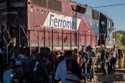 Caen de tren en movimiento dos migrantes centroamericanos en Chiapas