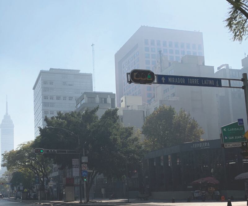 La mañana de Navidad el ambiente olía a pólvora quemada, además de que se veía una bruma por los contaminantes del aire en la capital. BERENICE FREGOSO. EL UNIVERSAL