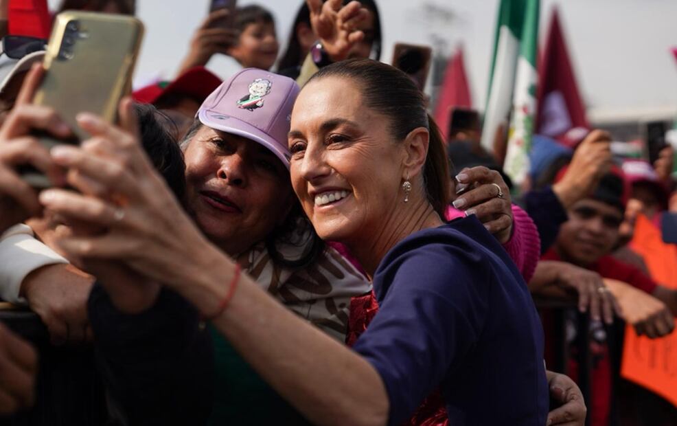 La presidenta Claudia Sheinbaum saluda a simpatizantes reunidos en el Zócalo capitalino durante la celebración por los site años de la Cuarta Transformación, el sábado 6 de diciembre de 2025. Foto: especial