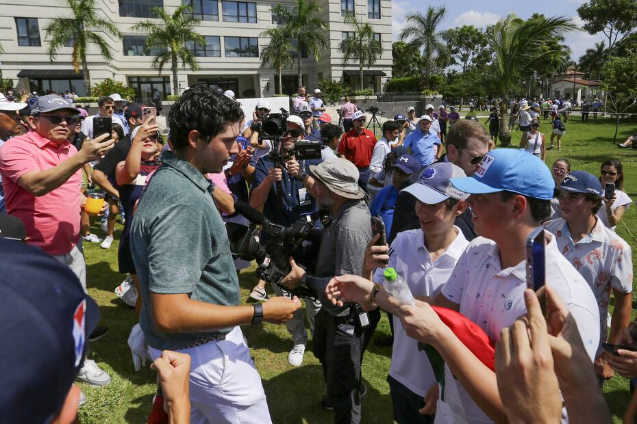 Santiago de la Fuente (i) de México celebra con aficionados al ganar el Latin America Amateur Championship - Foto: EFE
