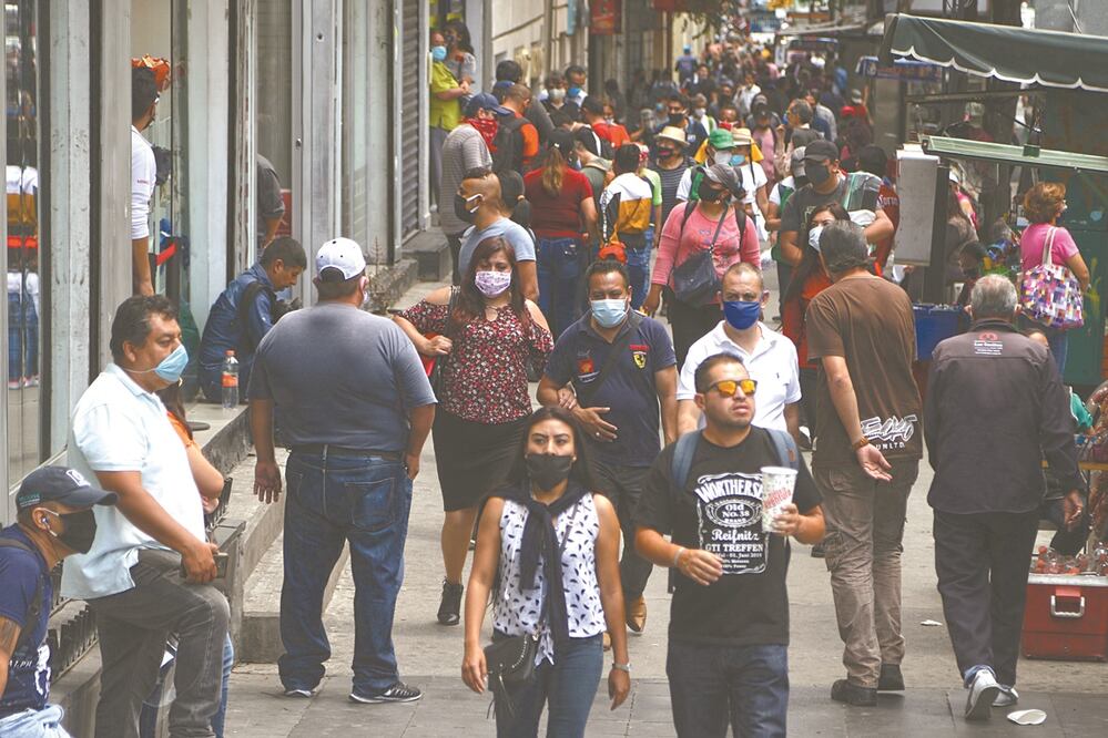 En el Eje Central se pudo observar una gran cantidad de personas, algunas utilizando cubrebocas y hasta caretas de acrílico; en cambio, otros no se preocupaban por seguir las medidas sanitarias ni de sana distancia. Foto: CARLOS MEJÍA. EL UNIVERSAL