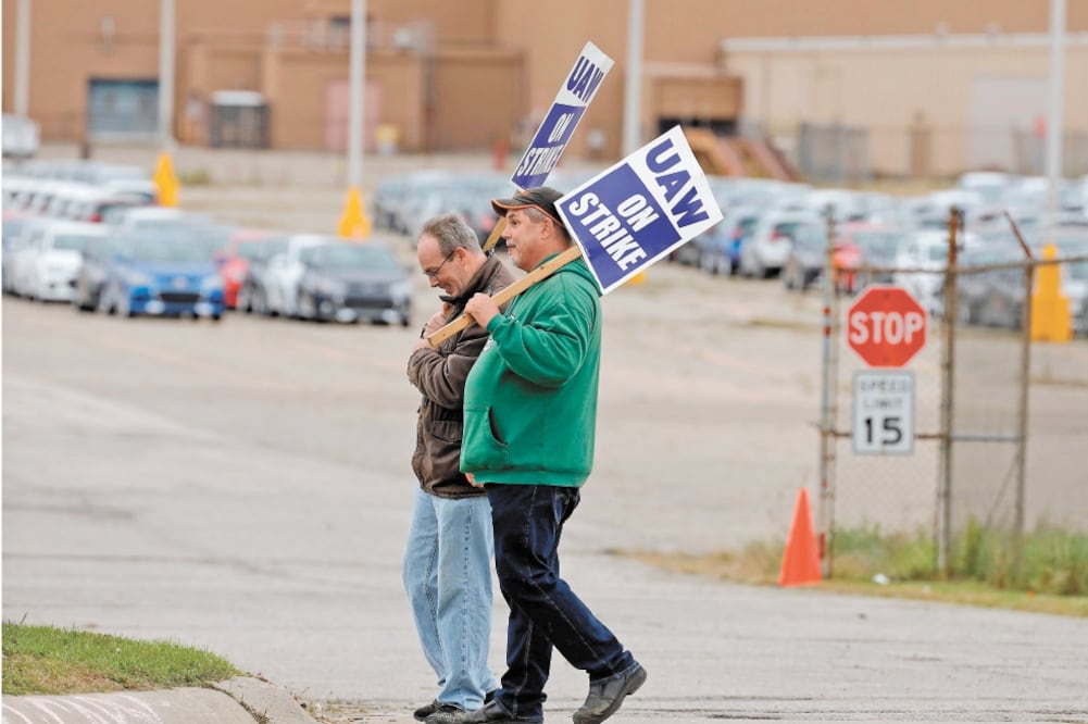 Desembolso. Se estima que el sindicato gasta 12 mdd a la semana de su fondo para pagarle a sus agremiados. Foto/JEFF KOWALSKY. AFP