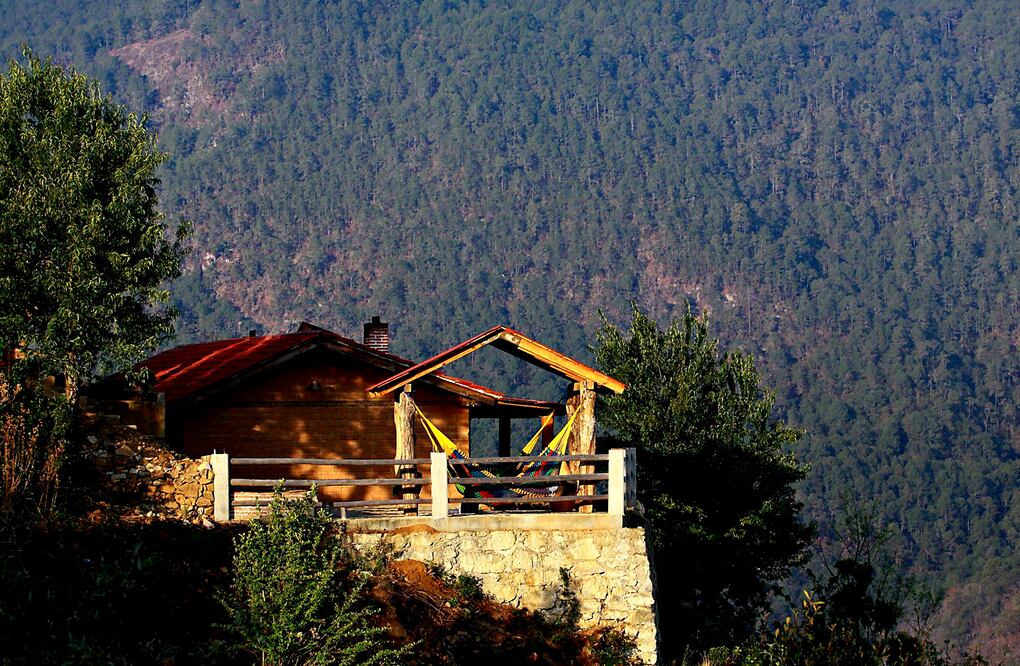 Tu cabaña te espera al filo de una barranca. (Foto: Expediciones Sierra Norte)