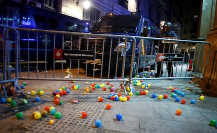 Manifestantes arrojan pelotas a policía tras intento de represión en Barcelona  