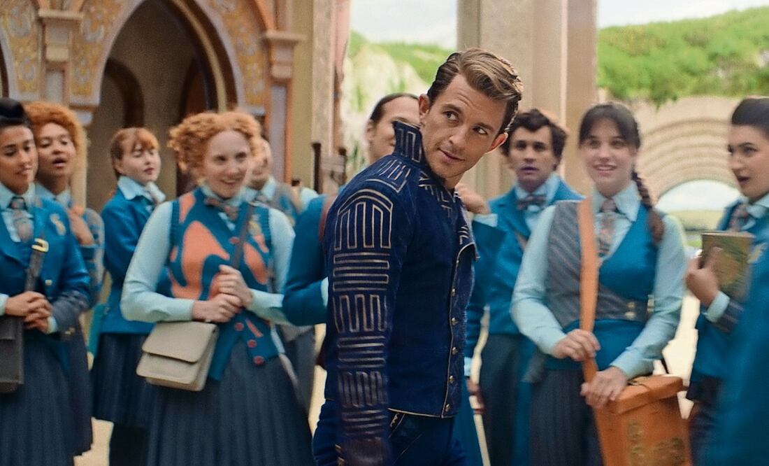 Jonathan Bailey describe a su personaje como alguien que parece tener su vida resuelta, pero que vive atrapado entre los convencionalismos. Foto: Universal+