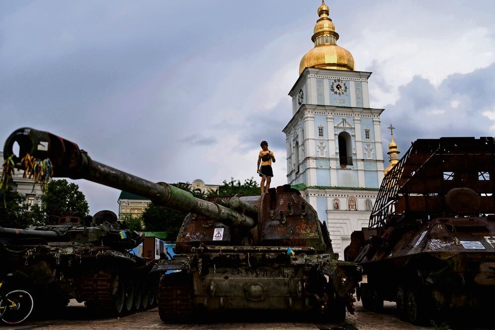 Un niño se para arriba de un tanque ruso destruido, exhibido frente al Monasterio de San Miguel de las Cúpulas Doradas, en Kiev. Foto: Jae C. Hong / AP