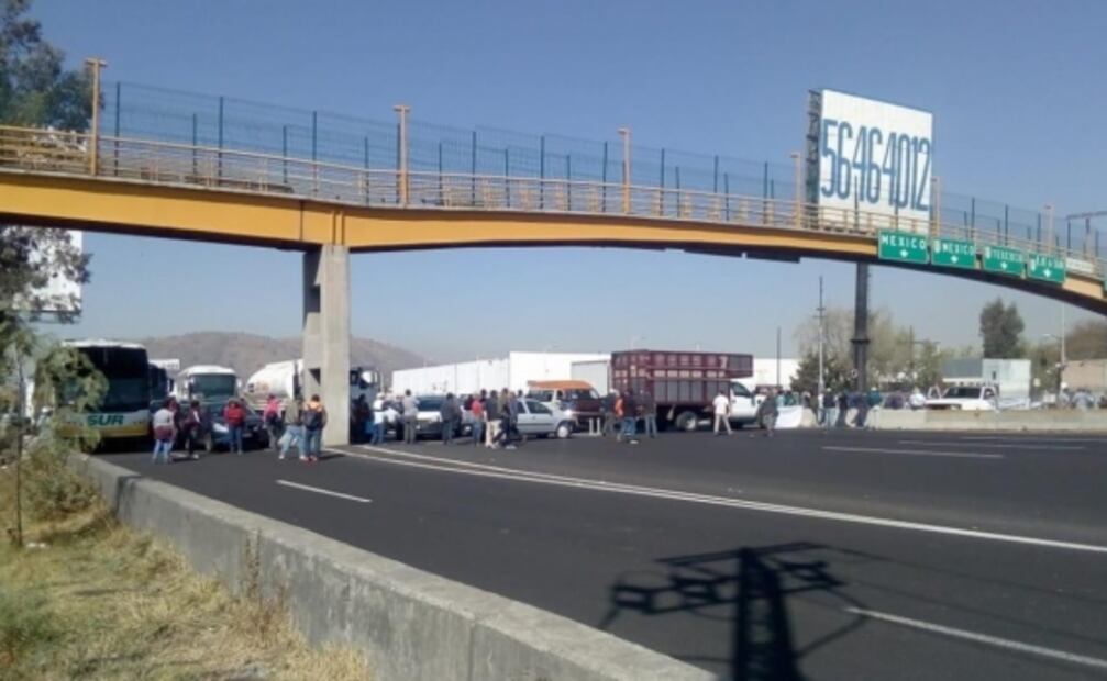Recicladores colapsan ambos sentidos de la autopista México-Pachuca