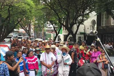 Entre protestas, llega AMLO a casa de transición