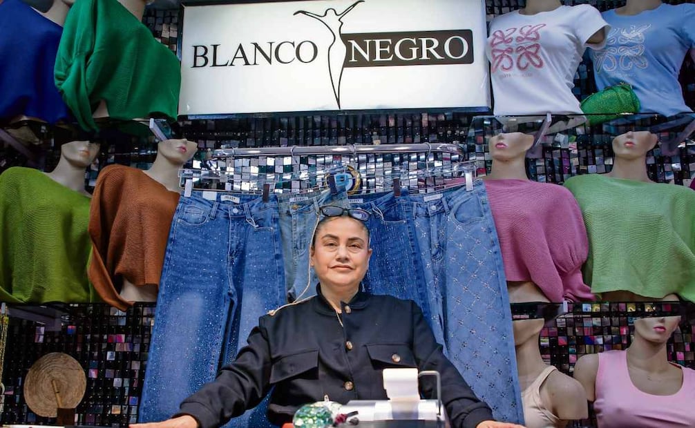 En el local de Blanco y Negro, 30% de sus ventas lo hacen a través de lives; sus clientas son mujeres de entre 28 a 45 años. Foto: Santiago Reyes / EL UNIVERSAL
