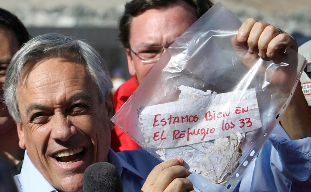 El expresidente de Chile, Sebastián Piñera, muestra una bolsa de plástico con un mensaje de los mineros atrapados en el colapso de una mina, donde confirman que están bien, en Copiapo, Chile, el 22 de agosto de 2010. Piñera murió el 6 de febrero de 2024 en un accidente de helicóptero en Lago Ranco, Chile, según confirmó la ministra de Interior, Carolina Tohá, en una intervención en televisión. Foto: AP