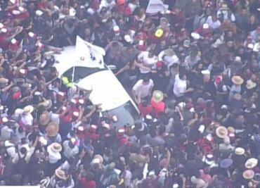 Ante multitud en marcha, acercan auto de AMLO para llevarlo al Zócalo; él sigue a pie