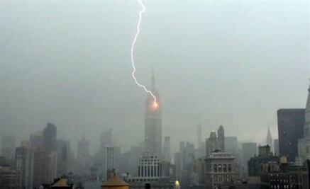 Graban momento en que cae rayo sobre el Empire State