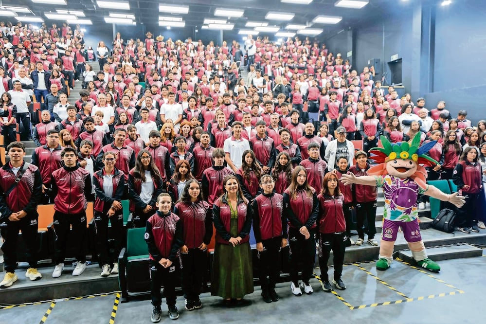 Clara Brugada (centro) encabezó el abanderamiento de la selección de la CDMX rumbo a la Olimpiada Nacional. Foto: Diego Simón / EL UNIVERSAL