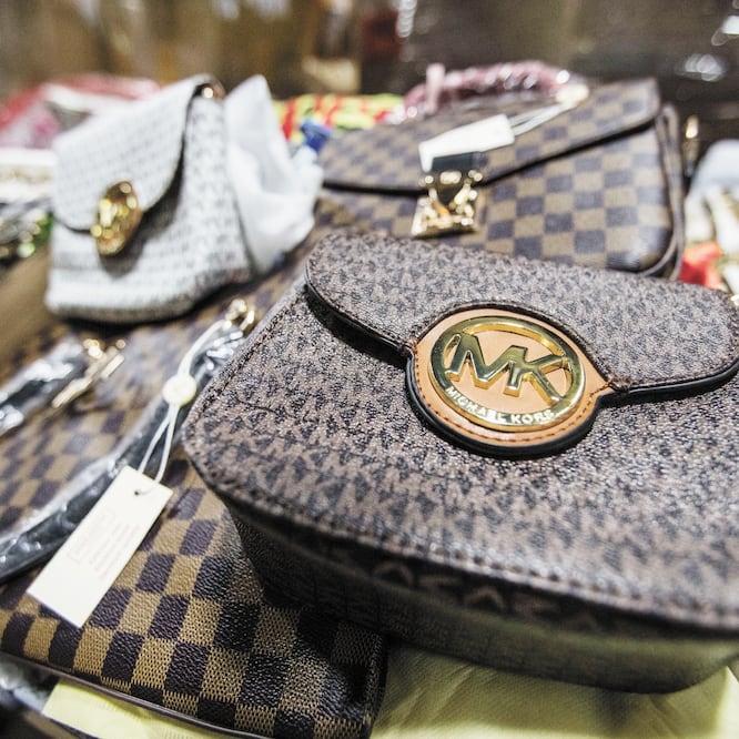 Los artículos pirata decomisados en las aduanas ostentan marcas de lujo como Michael Kors, Lacoste, Gucci, Bvlgari, Cartier y Rolex, entre otras. FOTOS: ARCHIVO EL UNIVERSAL