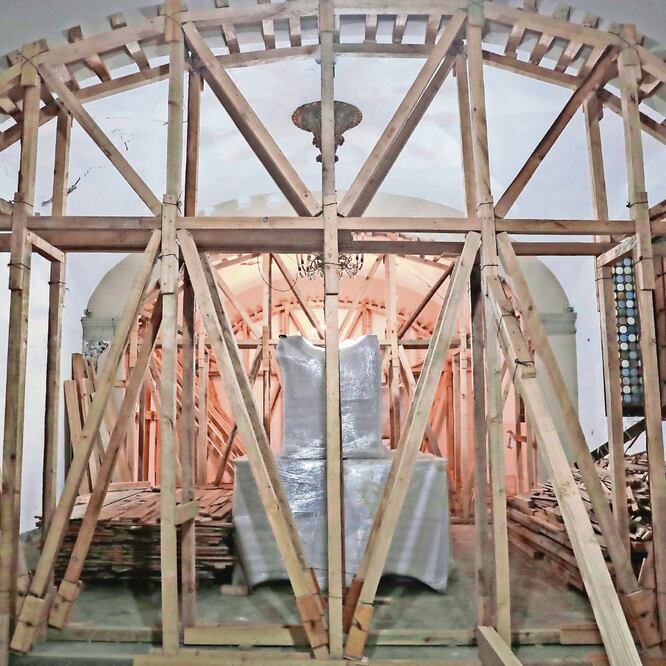 La Sacristía del templo sólo está apuntalada; era un espacio ocupado por muebles donde resguardaban objetos litúrgicos y esculturas. FOTOS: IVAN STEPHENS. EL UNIVERSAL