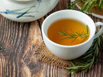Para qué sirve tomar infusión de romero en las noches