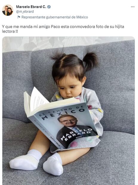 Tweet de Marcelo Ebrard presumiendo foto de niña "leyendo" su nuevo libro. Foto: Twitter @m_ebrard
