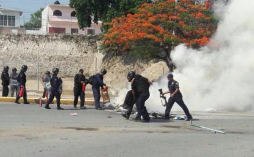 Chocan maestros de la CNTE y policías en Chiapas
