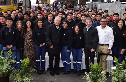 AMLO firma certificado a jóvenes para que sirva de "carta de recomendación"