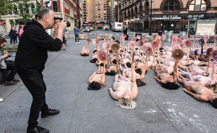 Spencer Tunick desnuda a decenas y se manifiestan con pezones en NY