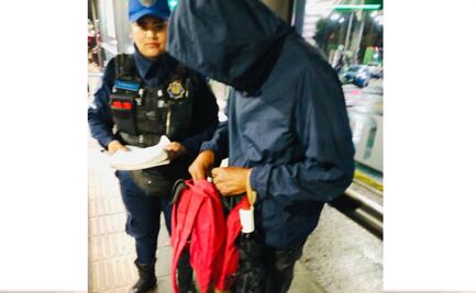 Policías devuelven mochila con documentos y 20 mil pesos extraviada en Línea 6 del Metrobús 