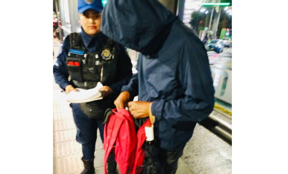 El hombre al recibir sus pertenencias confirmó la recepción íntegra del contenido: documentos personales y la cantidad de 20 mil pesos en efectivo que portaba previo al extravío. Foto: Especial