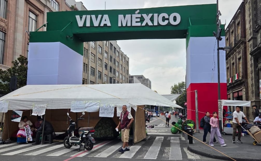 Este 14 de septiembre instalan arcos decorativos por Fiestas Patrias. Foto: Frida Sánchez / EL UNIVERSAL