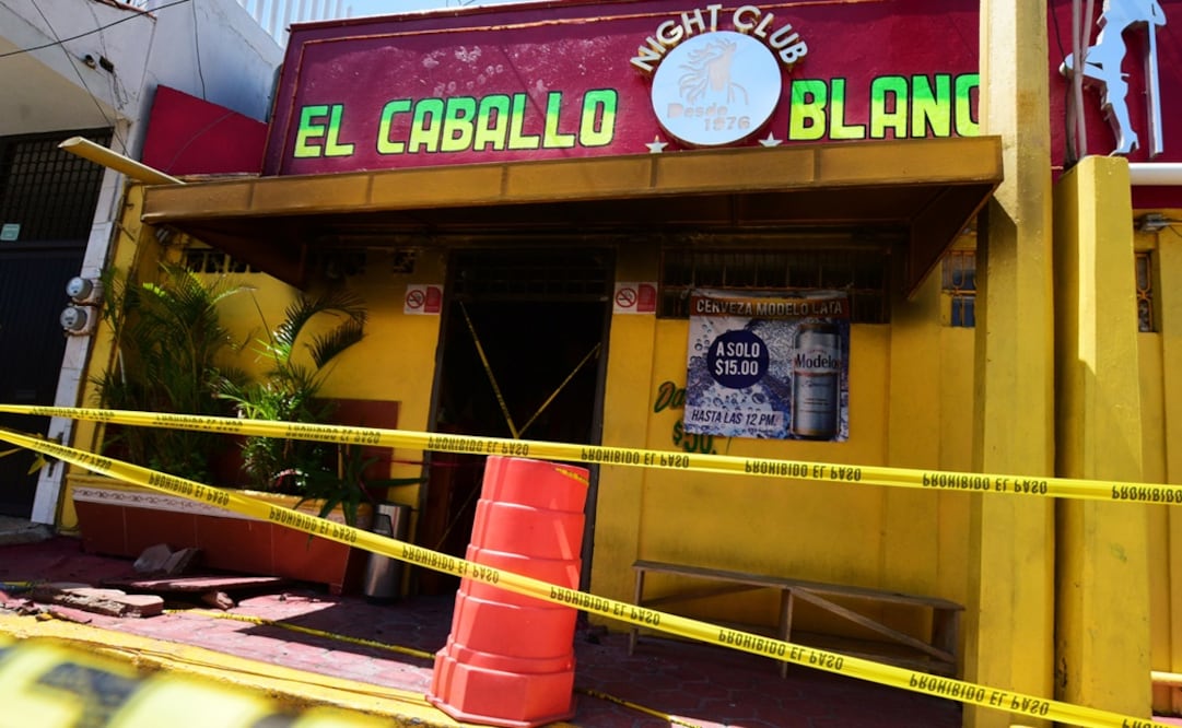 Los agresores irrumpieron en el bar "Caballo Blanco" y abrieron fuego contra los asistentes para después provocar un incendio. Foto: Reuters
