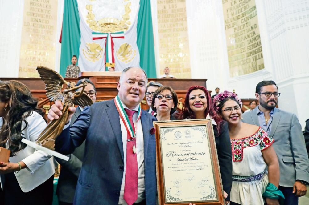 El colaborador de El Gran Diario de México recibió la Medalla al Mérito en Ciencias y Artes 2016 en la categoría de letras junto a 13 galardonados más como Héctor Aguilar Camín (LUCÍA GODÍNEZ. EL UNIVERSAL)