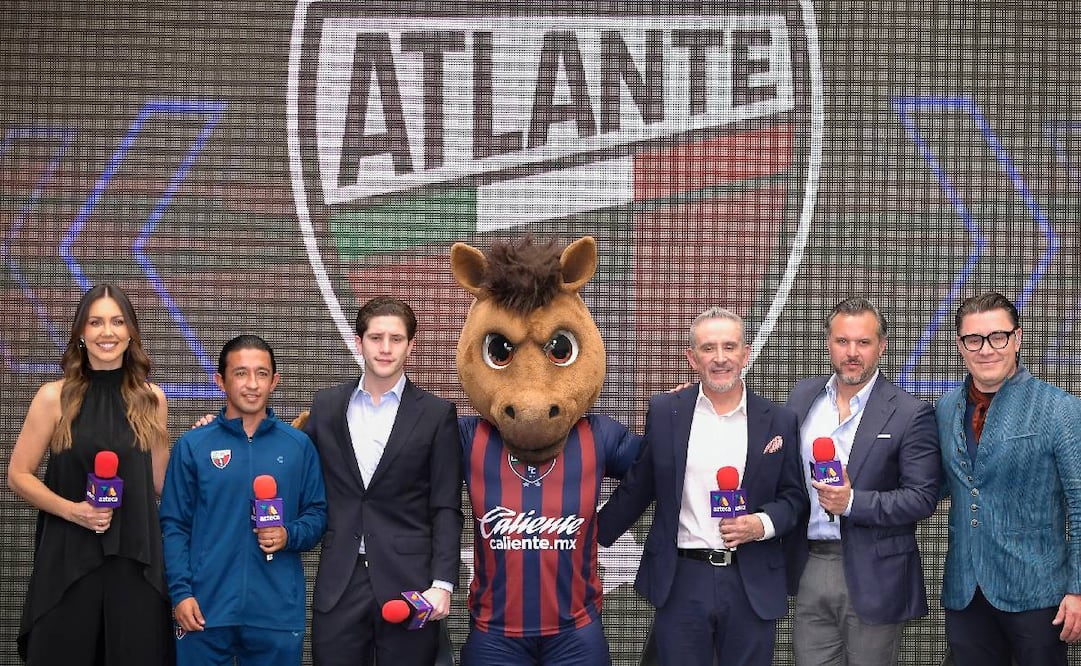 La familia Escalante y el Hobbit Bermúdez en la presentación del Atlante con TV Azteca / Foto: Cortestía TV Azteca