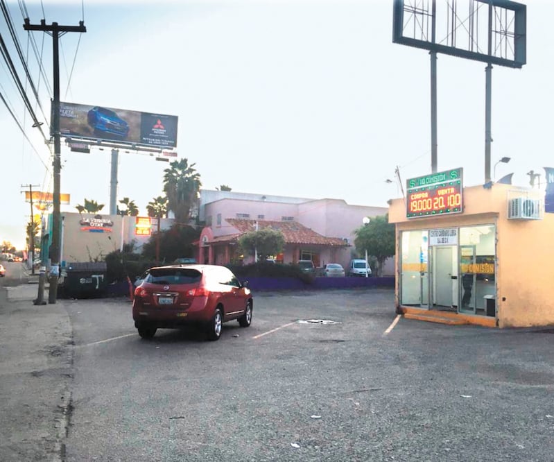 La situación tiene un costo directo en los bolsillos de los residentes, ya que una gran parte de las rentas son en dólares. ARCHIVO EL UNIVERSAL 