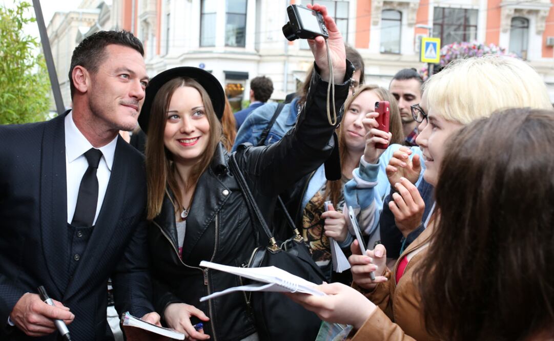 Luke Evans, embajador de Bulgari, haciéndose una selfie con una invitada